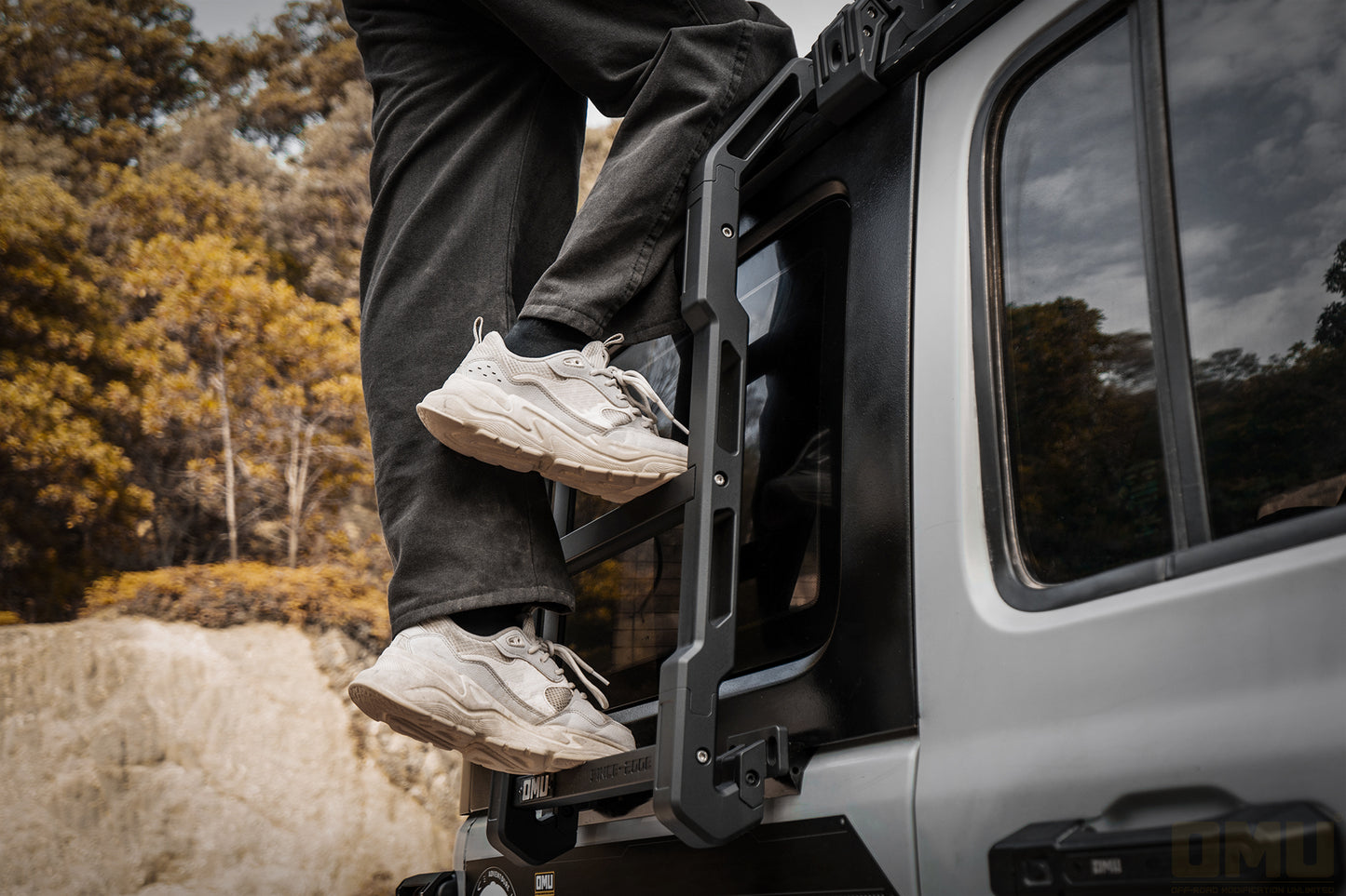 OMU Genesis Series Multifunctional Aluminum Roof Luggage Rack With Rear Window Side Ladder For Jeep Wrangler JL